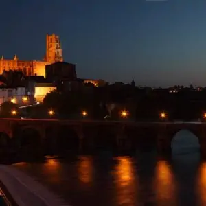 photo de nuit le pont vieux et la cathédrale à albi