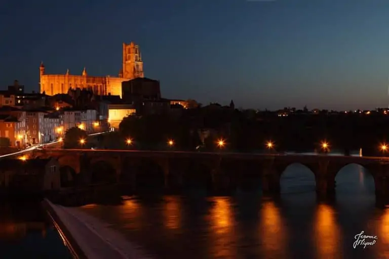photo de nuit le pont vieux et la cathédrale à albi